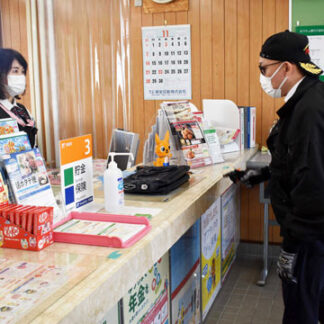 強盗対応冷静に　有磯郵便局で模擬訓練　(2021-11-30)