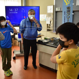 電波の性質、実験で学ぶ　白糠小で道内団体教室(2021-11-21)