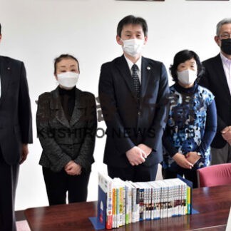 鑑別支所に図書寄贈　保護司と後援会(2021-11-18)