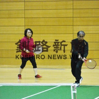 ネット挟み激しい攻防　バウンドテニス(2021-11-08)
