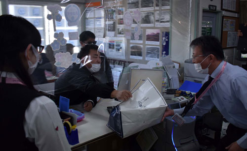 局員ら強盗に備え訓練 美留和郵便局、年末年始控えて(2021-11-25)