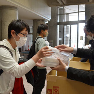 釧路信金が公立大生に食料など配布(2021-11-10)