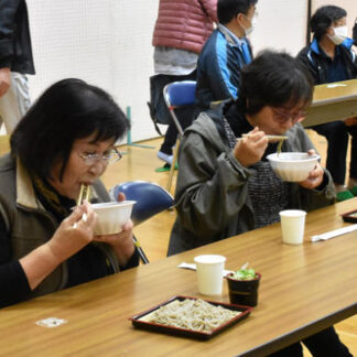 打ちたて新そば「おいしい」　川北で催し(2021-11-16)