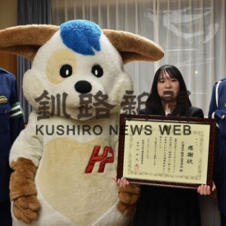 中標津高校の交通違反防止活動を表彰　中標津署(2021-11-26)