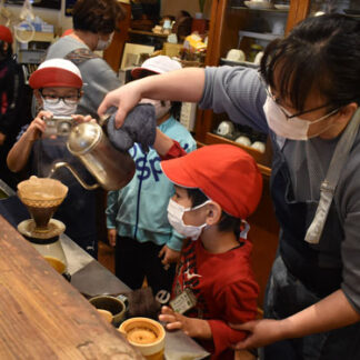 コーヒーの入れ方学んだよ　釧路小２年が仕事体験(2021-11-11)