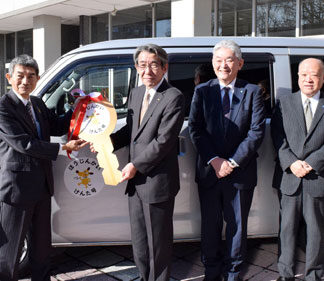 釧路地方法人会が市に図書館業務用車両１台寄贈(2021-11-29)