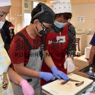 三枚下ろしと調理に挑戦　 共栄小でおさかな教室(2021-11-18)