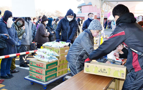 山形特産品求め活気 厚岸で「むらやまあさ市」 友好都市(2021-11-27)