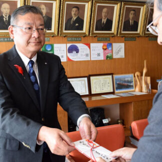 ダスキン釧光が市に５０万円寄付(2021-11-25)