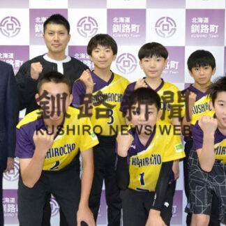 バレーボールの道交流大会出場の釧路町アローズが役場表敬(2021-11-19)