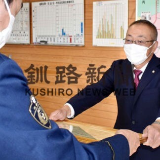 根室西ロータリークラブに根室署が署長感謝状(2021-11-19)