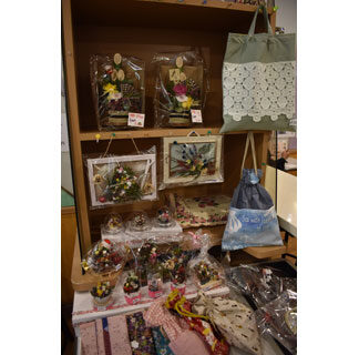 季節感あふれるリースや門松　佐藤さん雑貨展(2021-11-21)