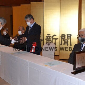 町の発展に尽力　厚岸、浜中で功労者表彰_1(2021-11-05)