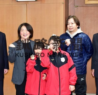 小学バド選手権「全国大会頑張る」根室の選手が表敬(2021-12-26)