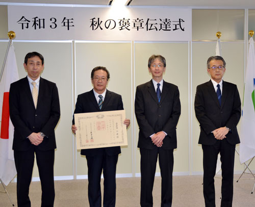 濱谷建設に秋の褒章伝達 「地元、社会への貢献今後も」(2021-12-10)