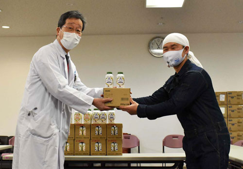 釧路市立病院にヨーグルト100万円分寄贈 阿寒農協青年部(2021-12-12)