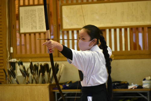 勝利を目指し一矢に集中 弓道の納射会(2021-12-14)