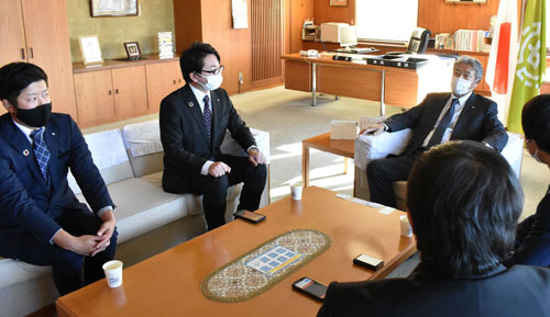 中標津JCの22年度理事長予定者の木村さんら役場表敬(2021-12-14)