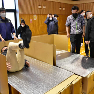 根商青年部「創陽クラブ」避難所運営方法学ぶ　段ボールベッド体験(2021-12-02)