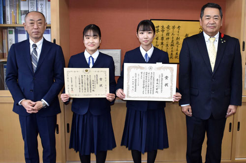 「税についての作文」入賞の10人表彰_1(2021-12-10)