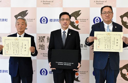 標津町教育委がクッションケース寄贈した2団体に感謝状(2021-12-22)