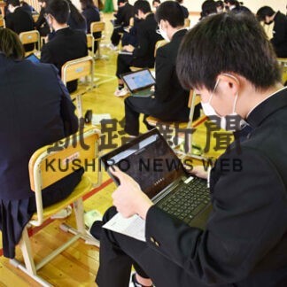 タブレット使い税に理解　税務署職員が北中で教室(2021-12-23)