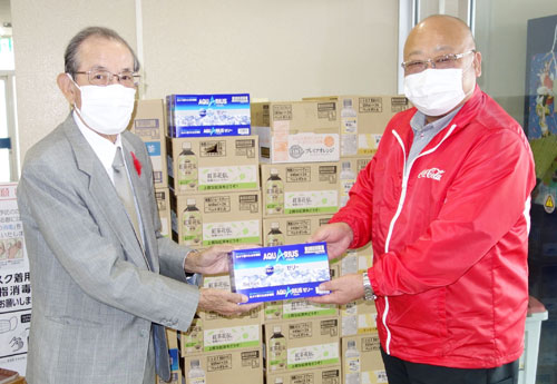 清涼飲料水40箱 市社協に寄贈 北海道コカ・コーラ (2021-12-10)
