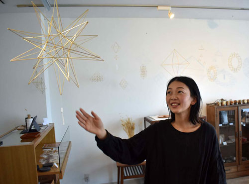 制作しているフィンランドの伝統装飾品ヒンメリを披露する児島さん