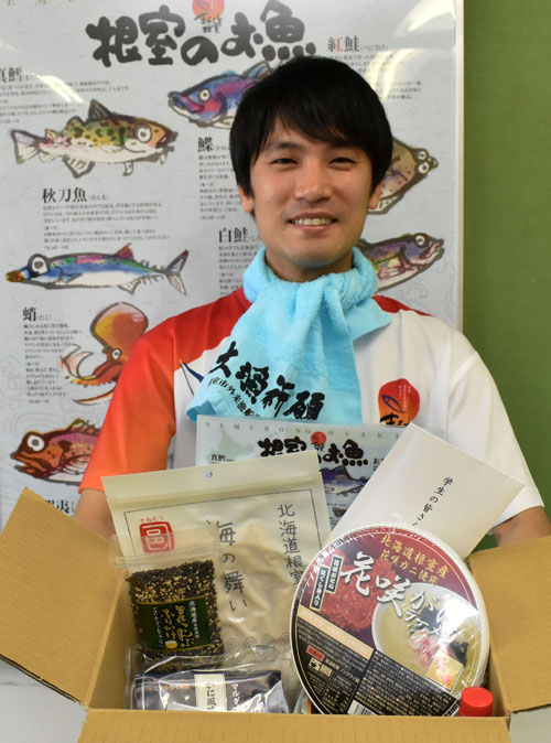 「ねむろの旨いをお届け隊」をPRする市職員
