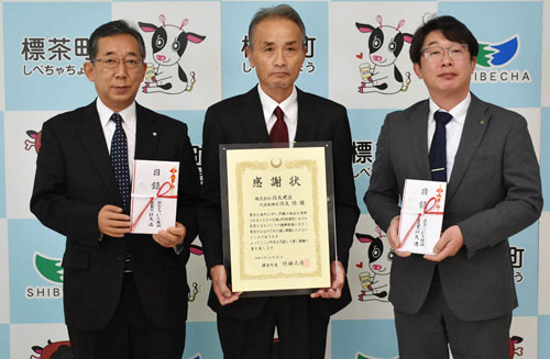 住友建設、標茶町に100万円寄付 牛乳1㍑パック1500本も購入(2021-12-30)