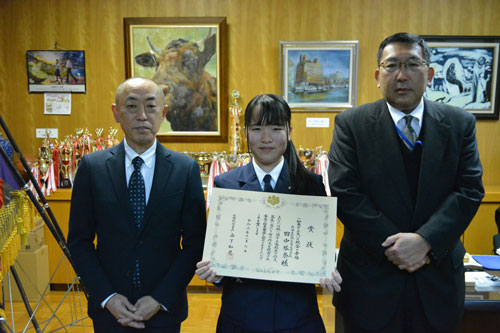 原田さんと田中さん釧路税務署長表彰 高校生「税の作文」_1(2021-12-31)