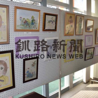 中村さんが弟子屈郵便局で「夢のひととき展」(2021-12-21)