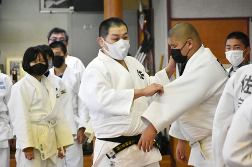 投げ、寝技のかけ方伝授、外部講師が中学生指導(2021-12-12)