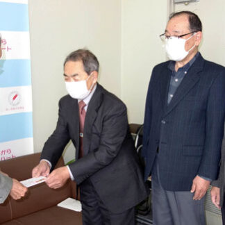 根室市部課長ＯＢ会がコロナ困窮者のため市共同募金に寄付　(2021-12-07)