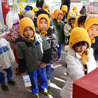 「年賀状届きますように」　よしの園児ポスト投函(2021-12-16)