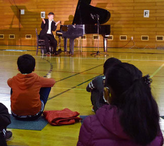 釧路出身の木原さん、清明小でピアノライブ(2021-12-06)