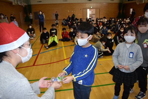 Xマスの朗読劇楽しむ 釧路中央小で読み聞かせ会(2021-12-21)