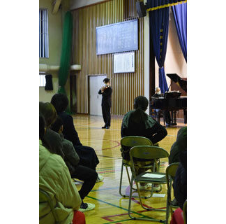 バイオリニストの川畠さんが北中で学校訪問コンサート(2021-12-16)
