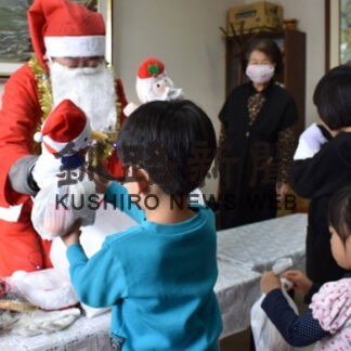 「市松」がまりも学園にクリスマスプレゼント(2021-12-27)