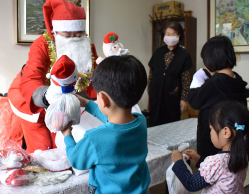 「市松」がまりも学園にクリスマスプレゼント(2021-12-27)
