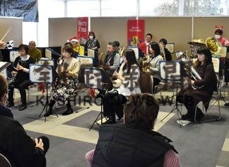 阿寒町公民館ロビーコンサートで楽しい演奏を披露(2021-12-26)