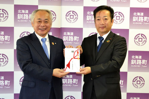 釧路厚生社 釧路町に100万円を寄付(2021-12-18)