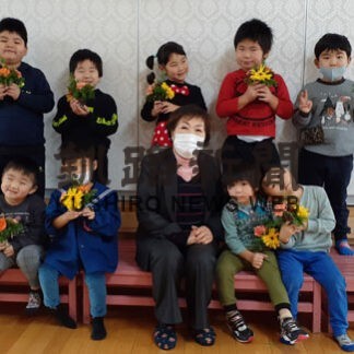 Ｘマスにママに贈る花できたよ　仏教幼稚園で園児ら挑戦(2021-12-24)