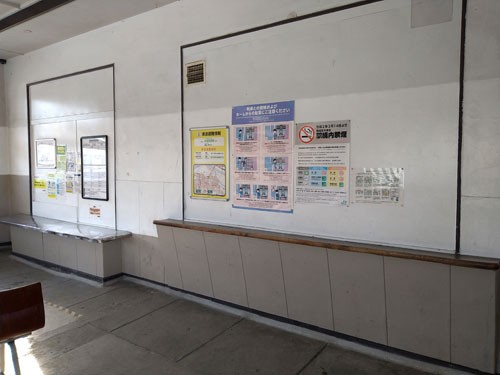 駅舎内にある出札窓口跡（手前）と小荷物窓口跡