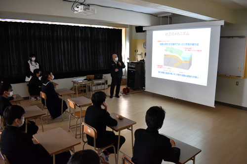釧路桜が丘中で防災授業 地震の仕組み学ぶ(2021-12-12)