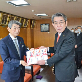 釧路市や団体に１５００万円　創立７０周年記念し寄付　宮脇土建(2021-12-17)