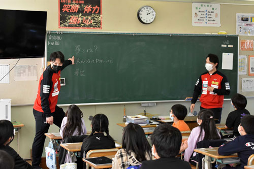 クレインズ選手が大楽毛小で道徳の出前授業(2021-12-14)