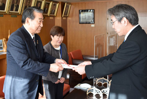 動物園充実に50万円寄付 釧路市動物園協会 (2021-12-30)