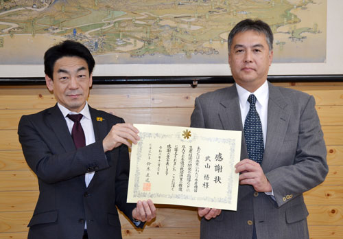 カキ種苗センターの武山所長に知事感謝状(2021-12-15)