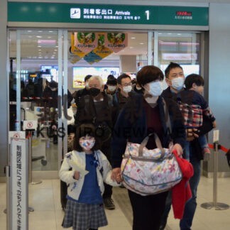 帰省 ２年ぶり混雑　空港やＪＲ、再会に笑顔(2021-12-30)